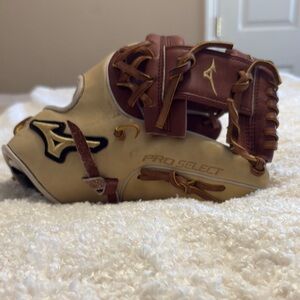 Mizuno Pro Select Cream and Brown Glove